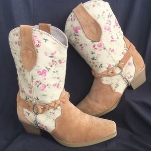 Cowgirl boots 7.5 with flowers